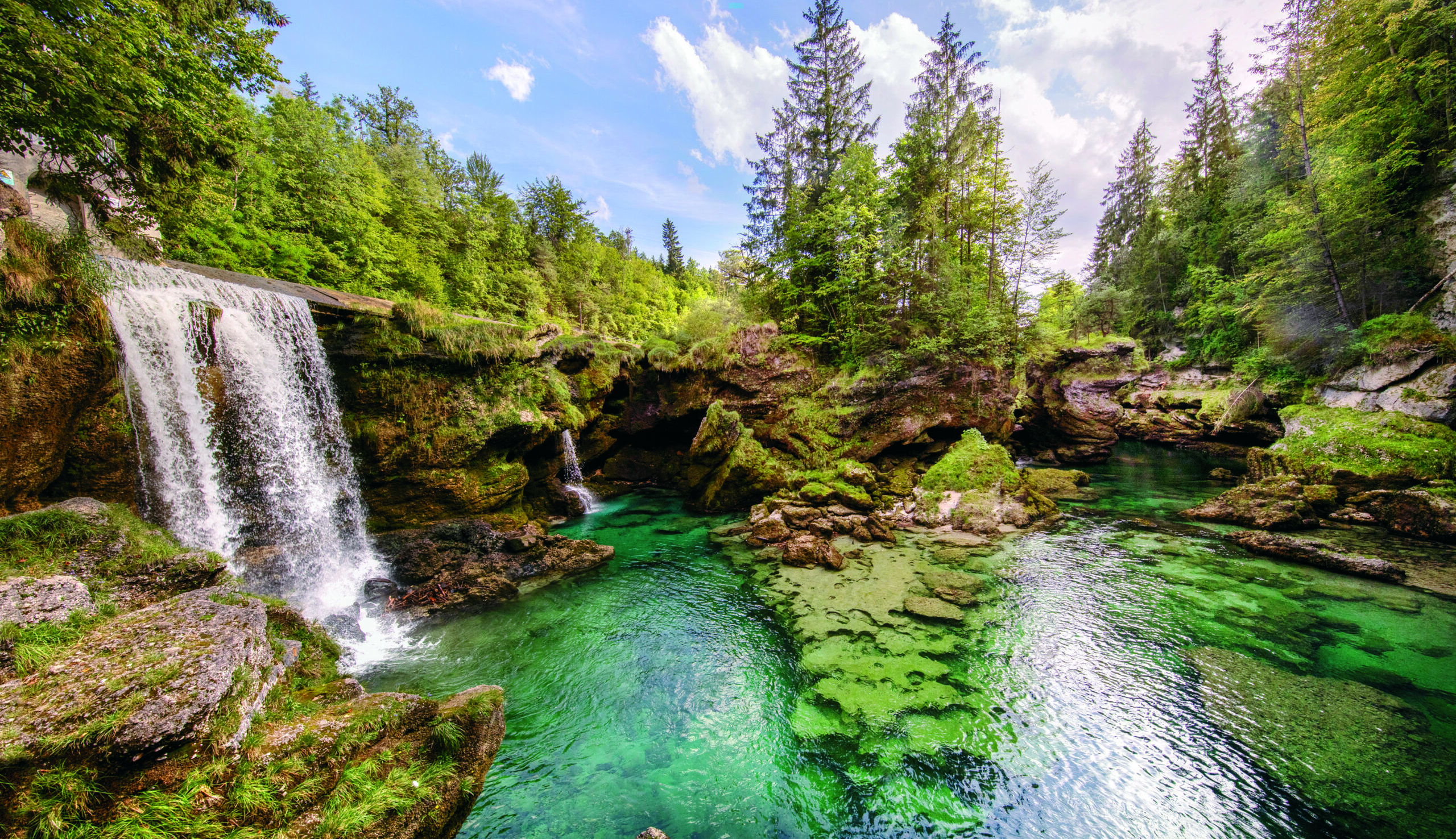 Ein Bild von der Traun mit Wasserfall