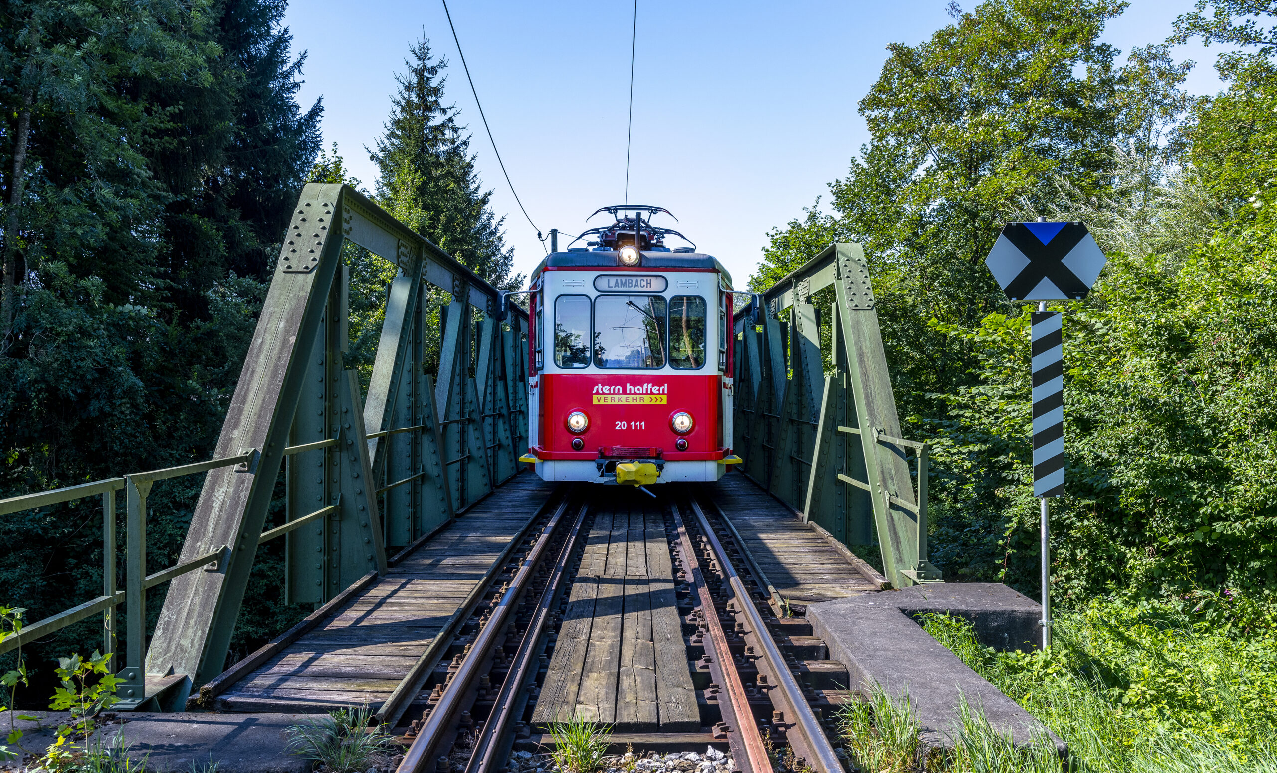 Die Vorchdorferbahn von vorne wie sie über eine Brücke fährt